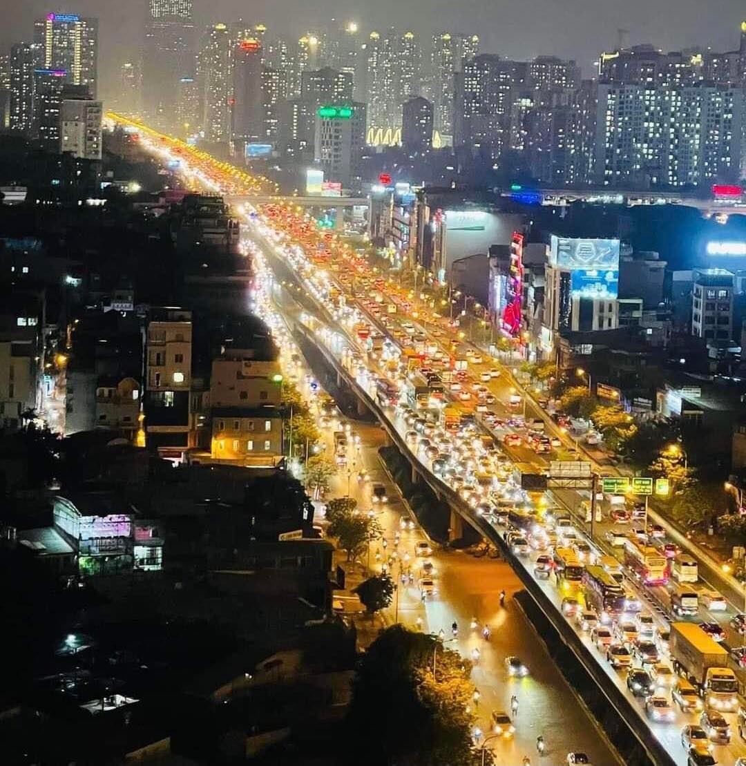 Các phương tiện nối đuôi nhau di chuyển chậm chạp ra khỏi Hà Nội, ghi nhận lúc 23h50 tại đường vành đai 3 đoạn nút giao lên xuống với đường Nguyễn Trãi.