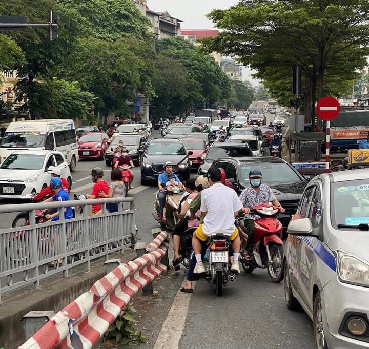 Nhiều chỗ giao thông còn rất lộn xộn do nhiều xe máy  đợi lâu đã quay đầu đi ngược chiều.