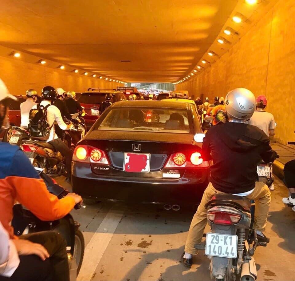 Hầm chui Đại Lộ Thăng Long hướng về Trần Duy Hưng lúc 18h chiều ngày 29/4 cũng kẹt cứng xe cộ, người tham gia giao thông phải vất vả cả tiếng đồng hồ để di chuyển được qua đây.