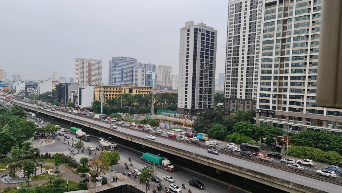 Nút giao Đại lộ Thăng Long - Trần Duy Hưng, ghi nhận tình hình giao thông đông đúc. Các phương tiện di chuyển lên đường Vành Đai 3 gặp rất nhiều khó khăn.