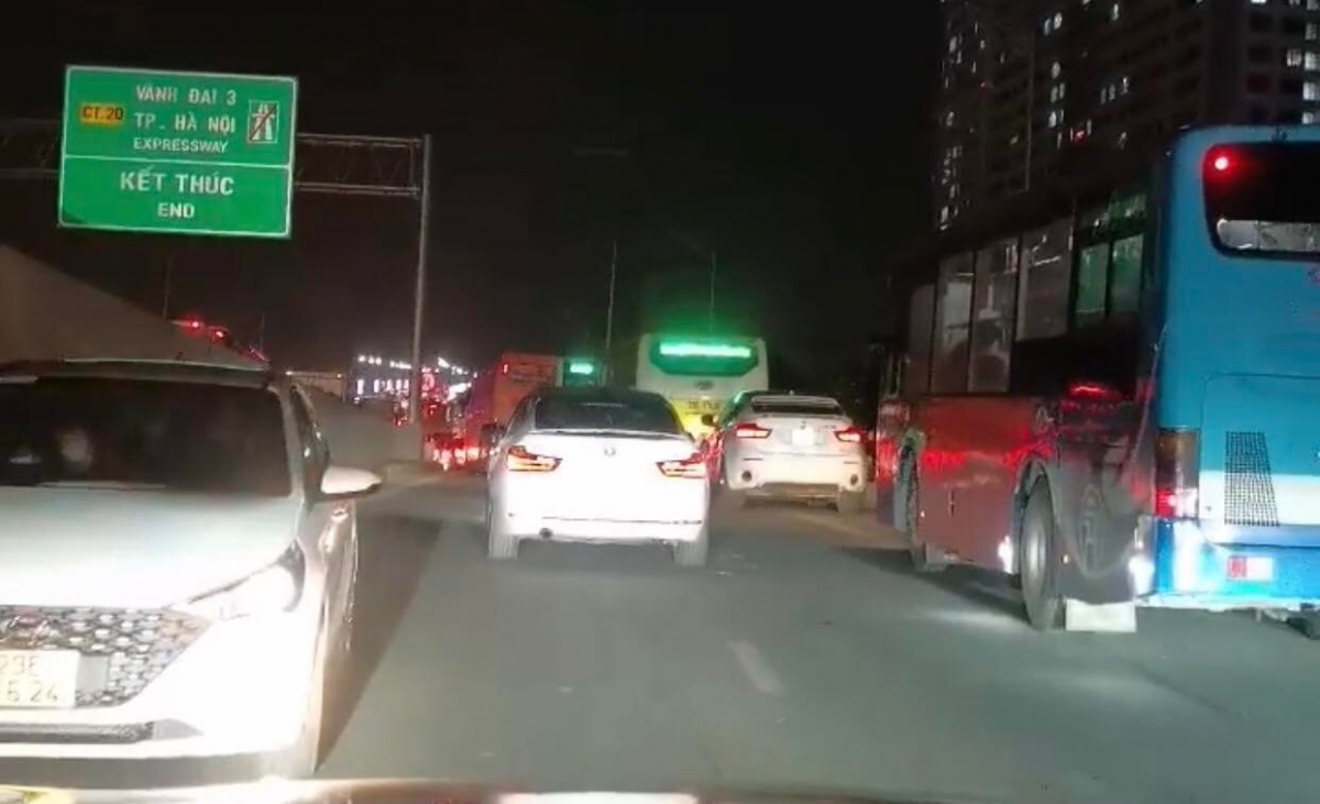 Tình trạng tương tự cũng diễn ra tại đoạn dẫn xuống cao tốc Pháp Vân - Cầu Giẽ, các phương tiện xếp hàng, di chuyển khó khăn.
