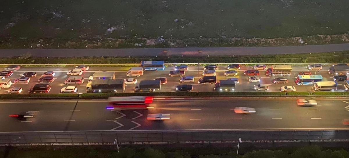 Tại khu vực Đường Vành Đai 3, càng gần cửa ngõ phía Nam, lưu lượng phương tiện giao thông càng lớn. Đoạn qua hồ Linh Đàm, các phương tiện di chuyển rất chậm, nhích từng chút một.