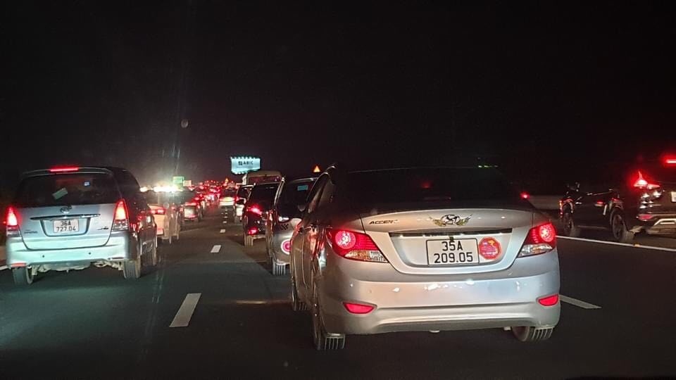 Kẹt xe kéo dài trên cao tốc Pháp Vân - Cầu Giẽ lúc 23h đêm 29/4.