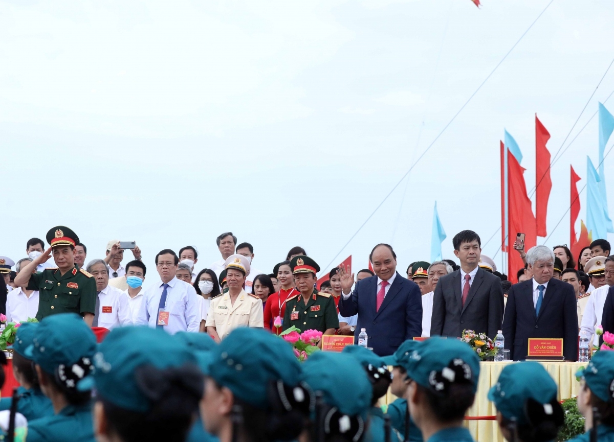 flag-raising ceremony marks national reunification day picture 10