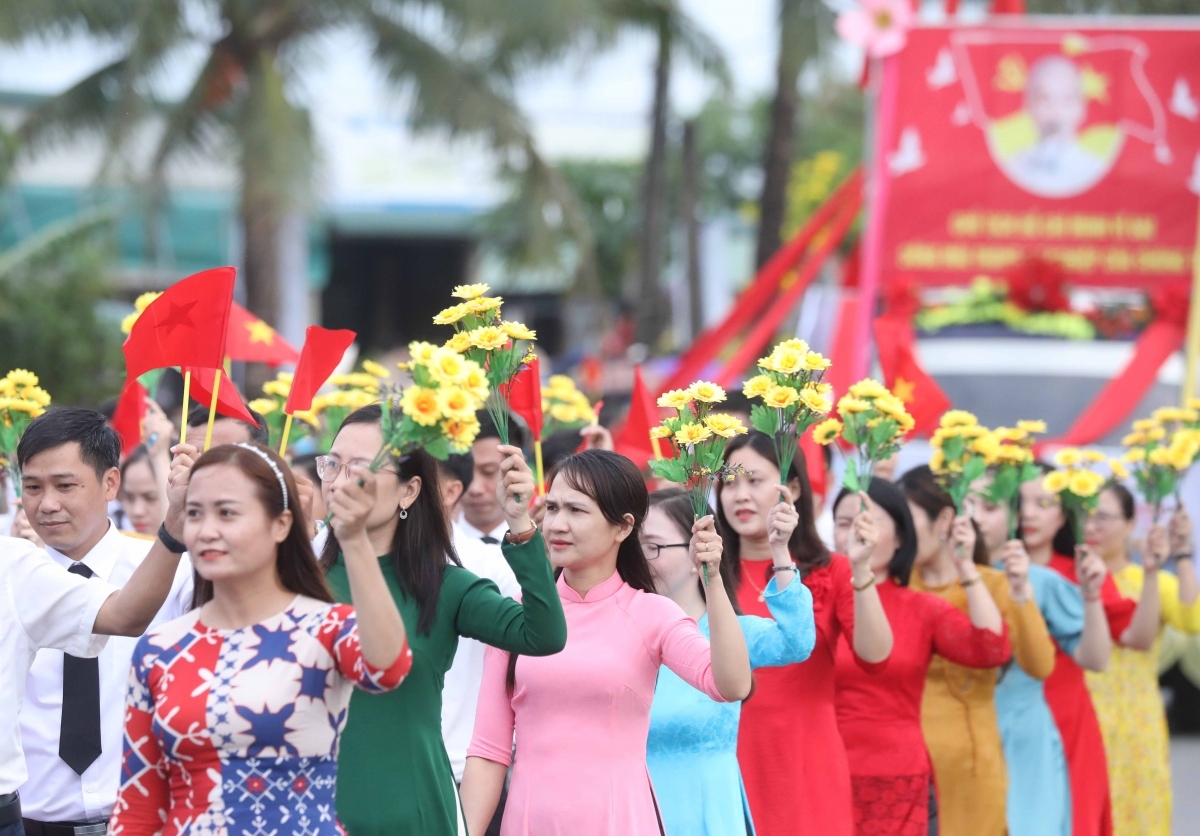 flag-raising ceremony marks national reunification day picture 12