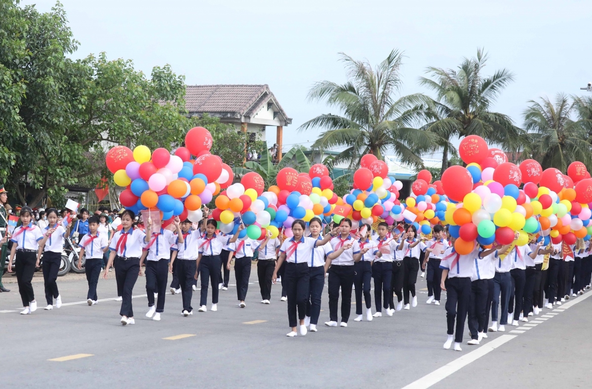 flag-raising ceremony marks national reunification day picture 15