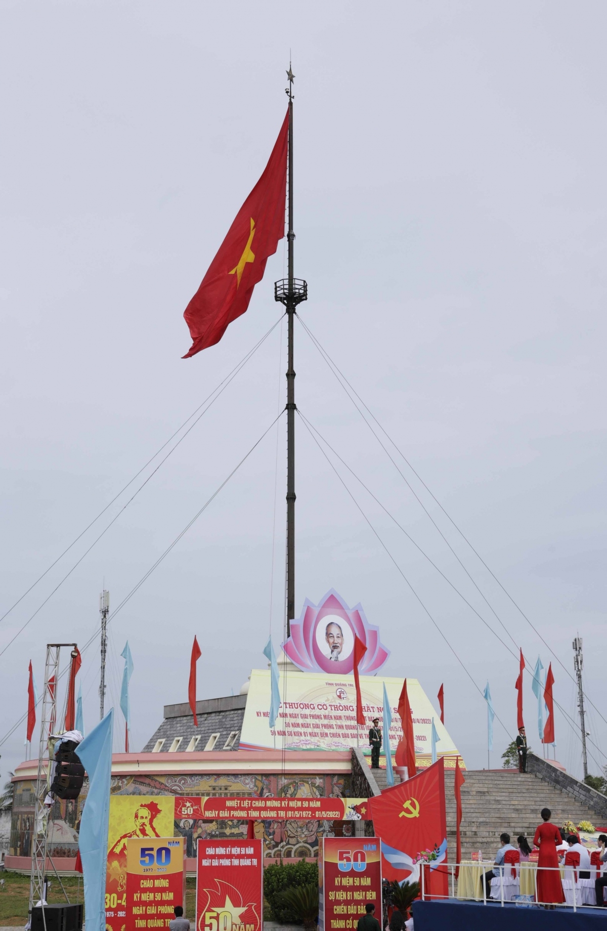 flag-raising ceremony marks national reunification day picture 3