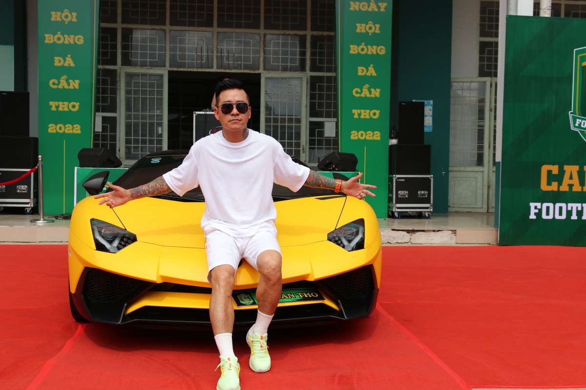 Tuấn Hưng diễu hành siêu xe, hát cực sung trong Ngày hội bóng đá Cần Thơ