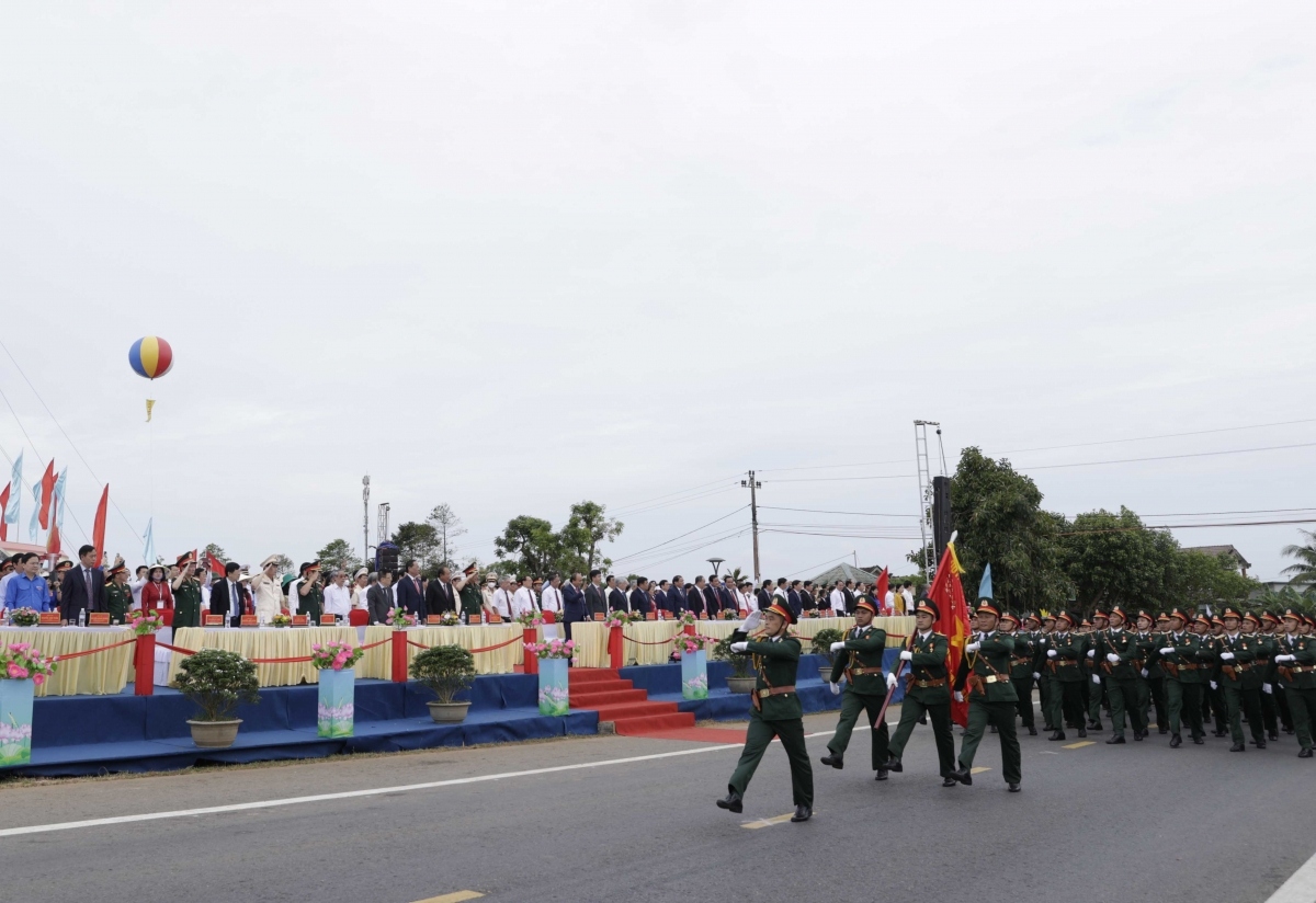 flag-raising ceremony marks national reunification day picture 6