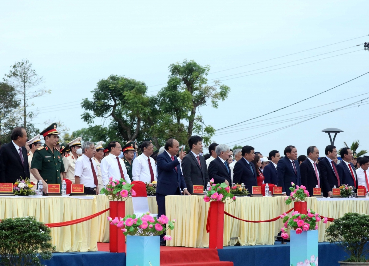 flag-raising ceremony marks national reunification day picture 7