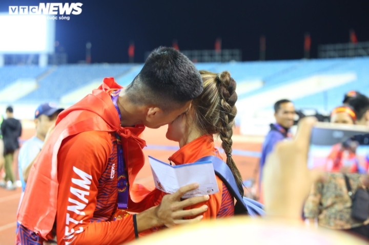 Nhà vô địch SEA Games 31 cầu hôn bạn gái ngay sau khi nhận HCV