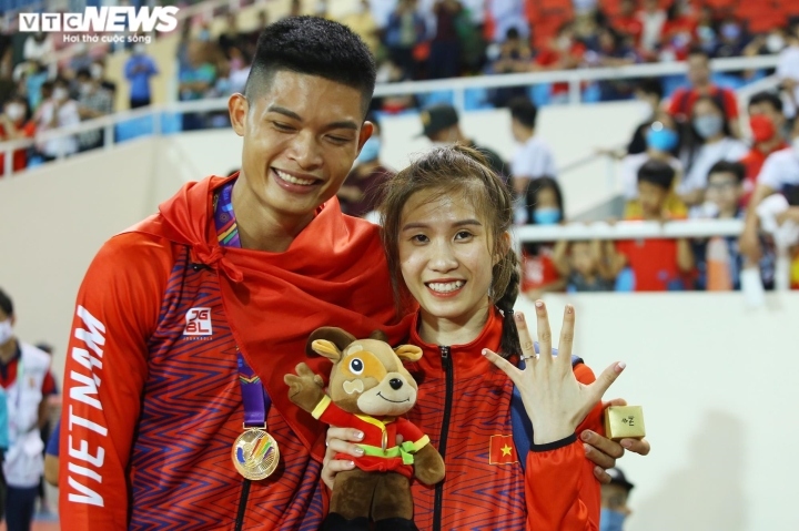 nha vo dich sea games 31 cau hon ban gai ngay sau khi nhan hcv hinh anh 3