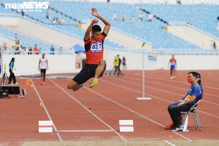 nha vo dich sea games 31 cau hon ban gai ngay sau khi nhan hcv hinh anh 4