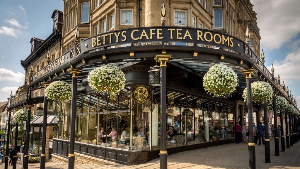 Tiệm trà nổi tiếng Bettys Café Tea Rooms được thành lập tại Harrogate từ năm 1919. Nguồn: Thefork