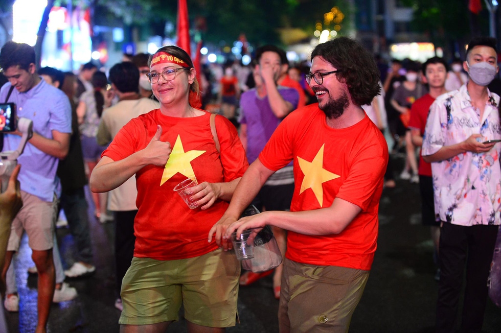 fans wildly excited about vietnam s 1-0 win over thailand to secure gold at sea games picture 11