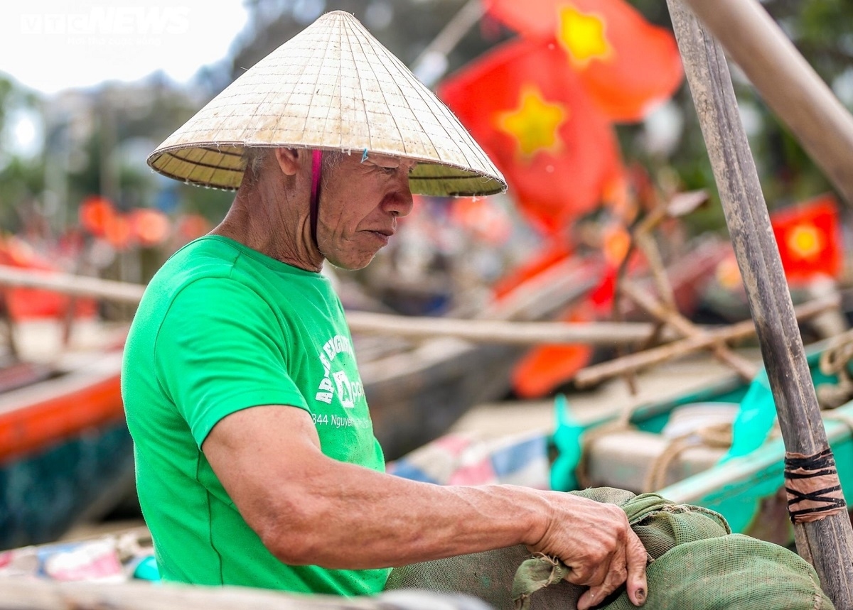 visitors enjoy appetizing seafood on sam son beach picture 9