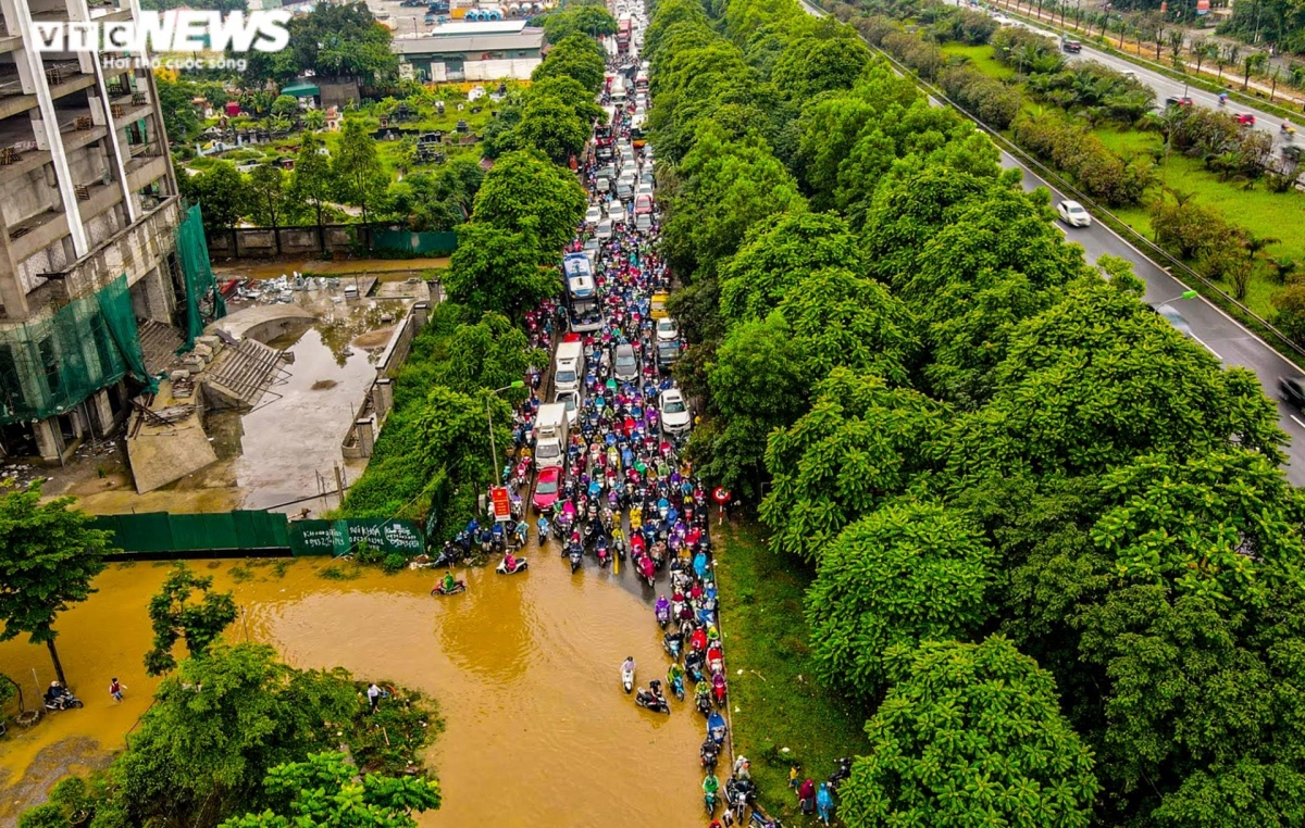 Đường gom Đại lộ Thăng Long ngập sâu gần 1m, xe cộ chết máy la liệt