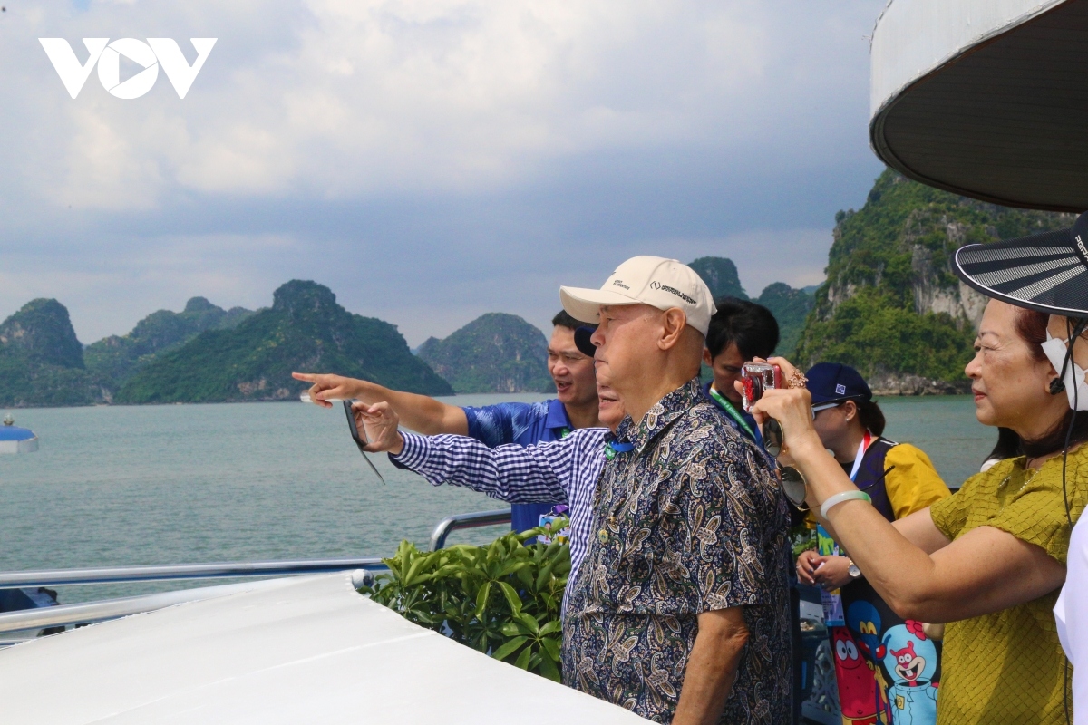 sea games delegates greatly impressed with ha long bay picture 1