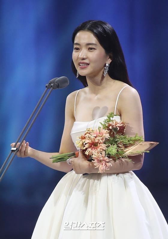 kim tae ri thang giai baeksang 2022 voi vai dien trong 25,21 hinh anh 1