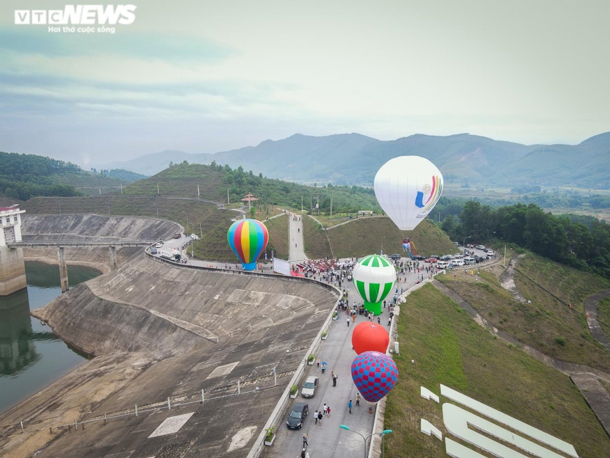 hot air balloon festival takes to the skies above ha tinh picture 1