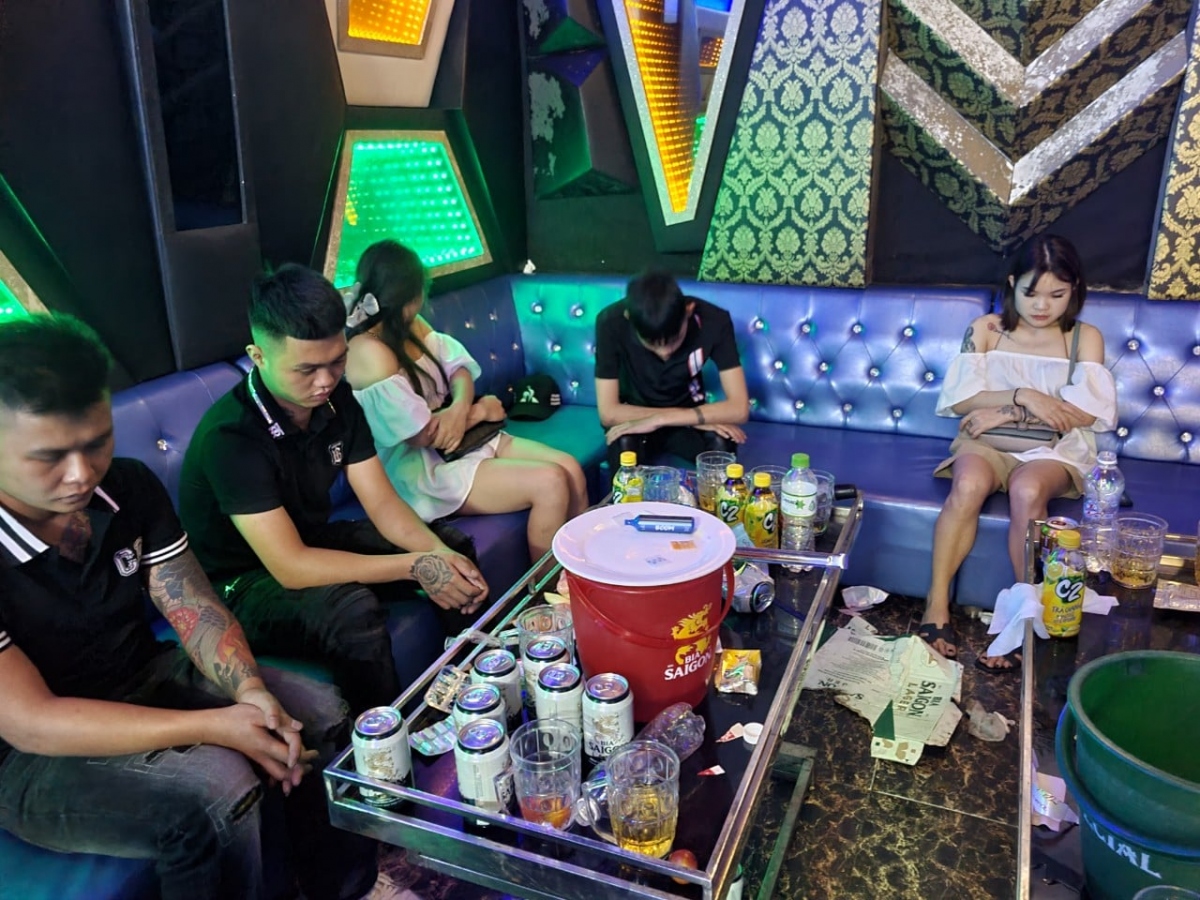 Các đối tượng sử dụng ma túy tại quán karaoke Bolero.