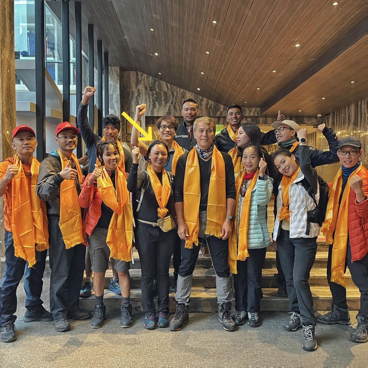 Thanh Nha (fourth from left) in the group climbing Everest (Photo: Seven Summit Treks)