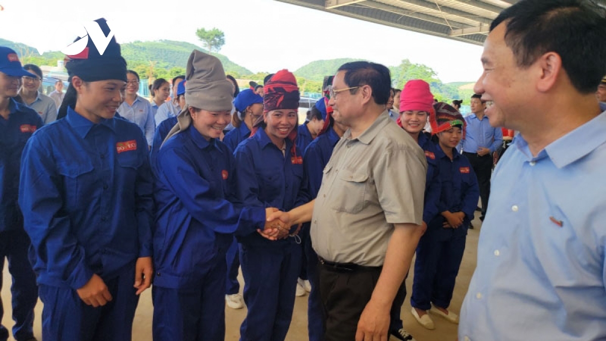 Thủ tướng thăm hỏi bà con nông dân huyện Mai Sơn, tỉnh Sơn La