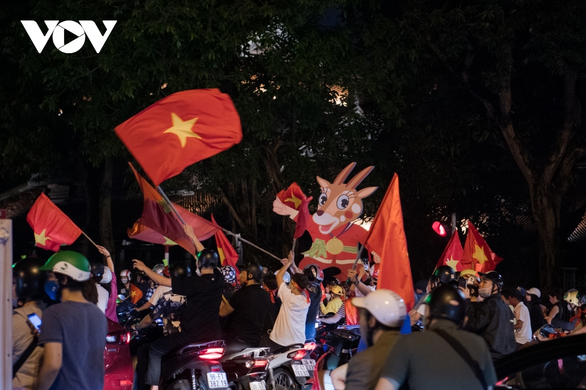 fans wildly excited about vietnam s 1-0 win over thailand to secure gold at sea games picture 3