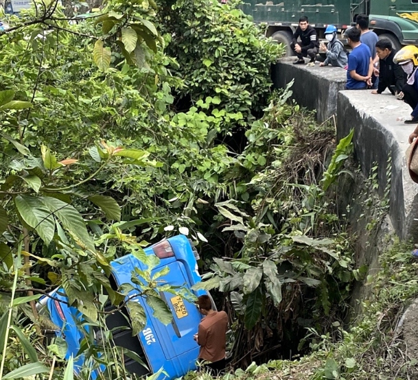 30 survive in tam dao as bus falls into canyon picture 1