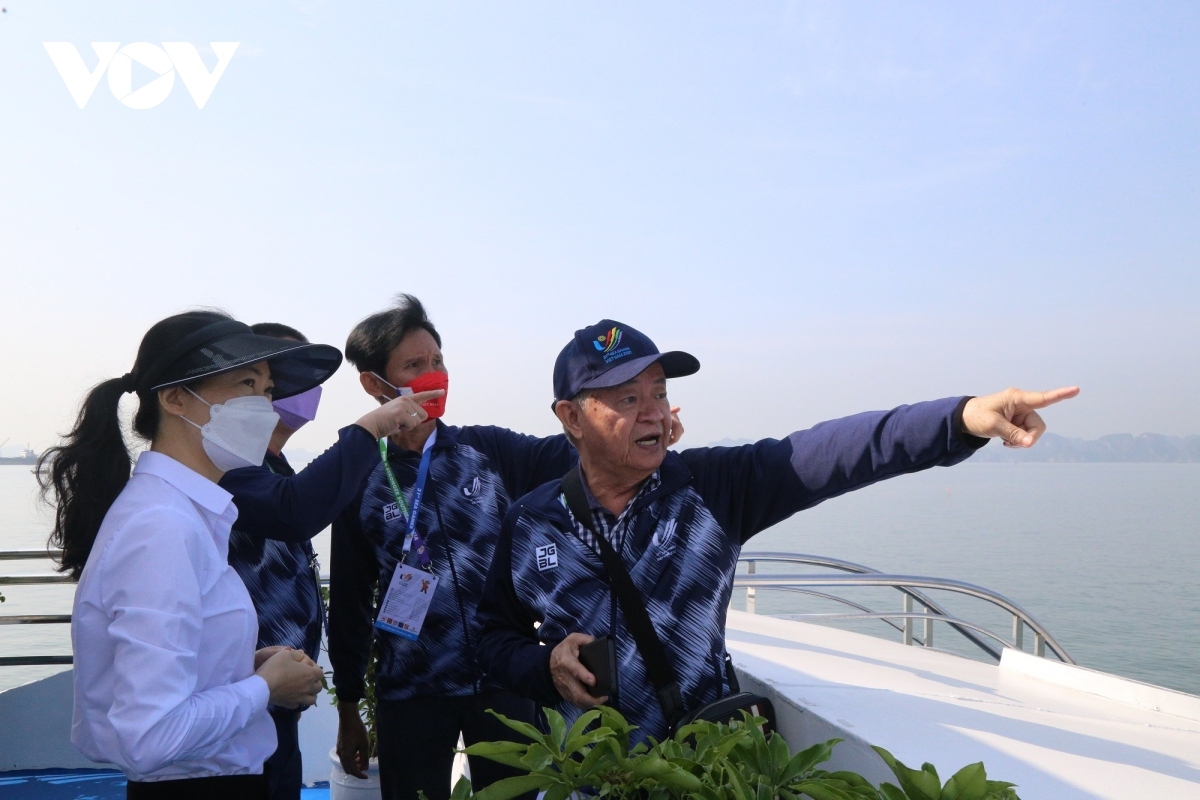sea games delegates greatly impressed with ha long bay picture 3