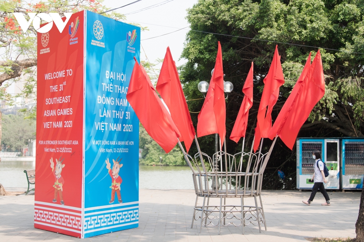 The streets around Hoan Kiem Lake (Returned Sword Lake) – a local historical landmark in the heart of capital - are decorated with colourful banners and billboards about SEA Games 31.