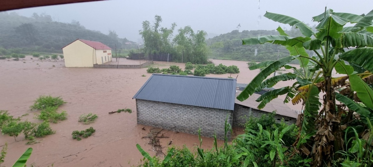 hundreds of houses in bac giang inundated by flood water picture 2