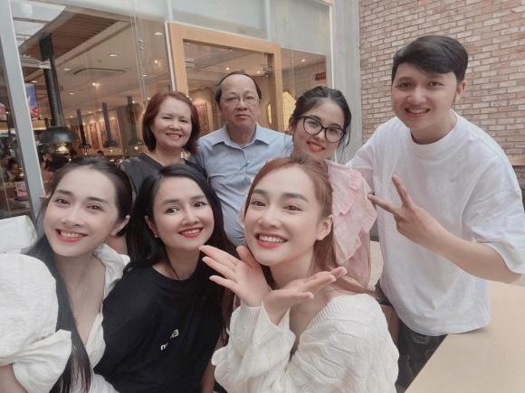 Chuyện showbiz: Nhã Phương đón sinh nhật ấm áp bên gia đình, nhan sắc "đốn tim" fan