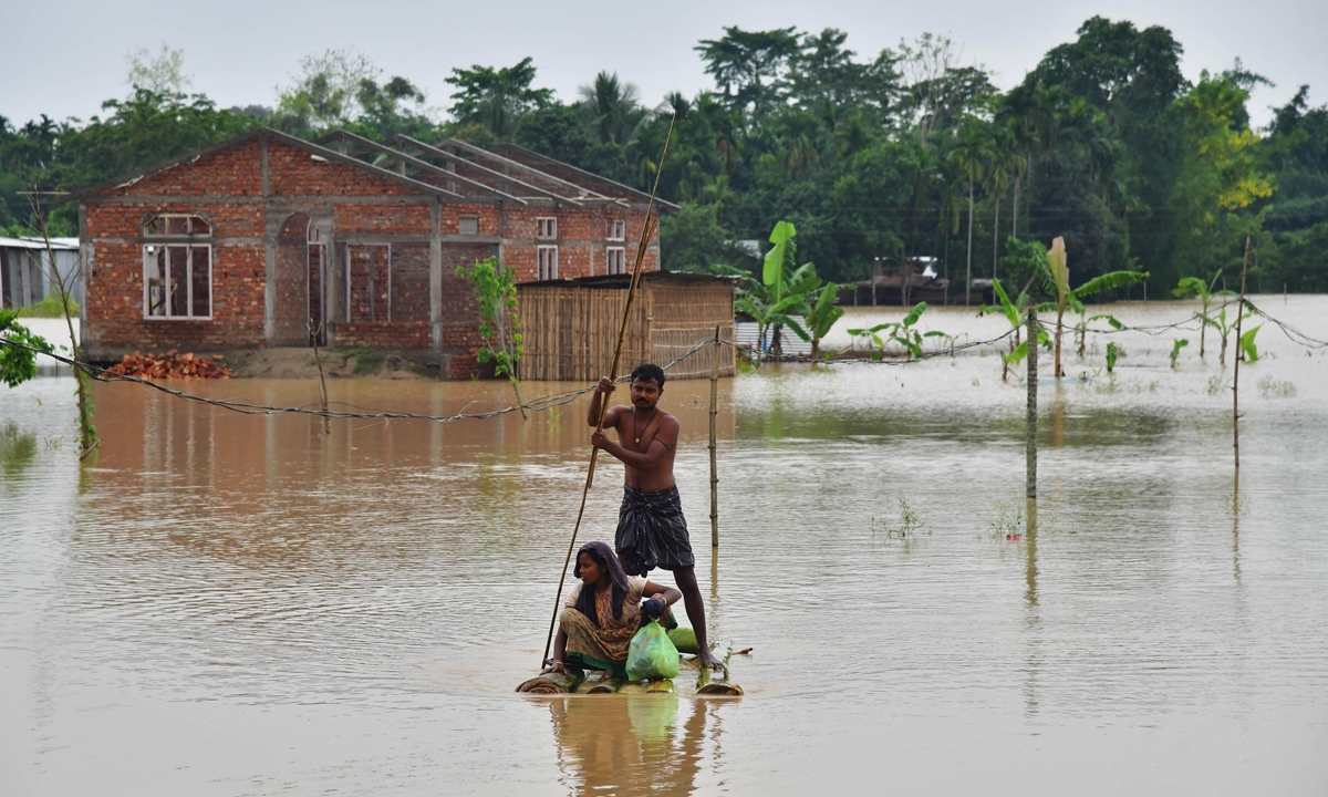 Người dân bang Assam - Ấn Độ gặp nhiều khó khăn vì nước lũ. (Ảnh: AP)