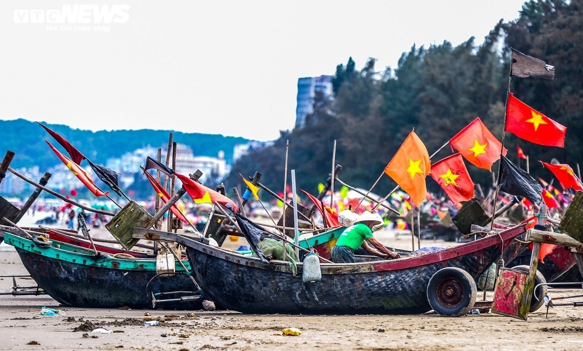 visitors enjoy appetizing seafood on sam son beach picture 4