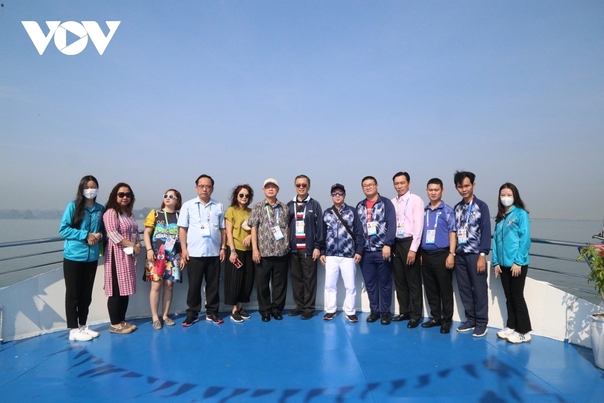 sea games delegates greatly impressed with ha long bay picture 5