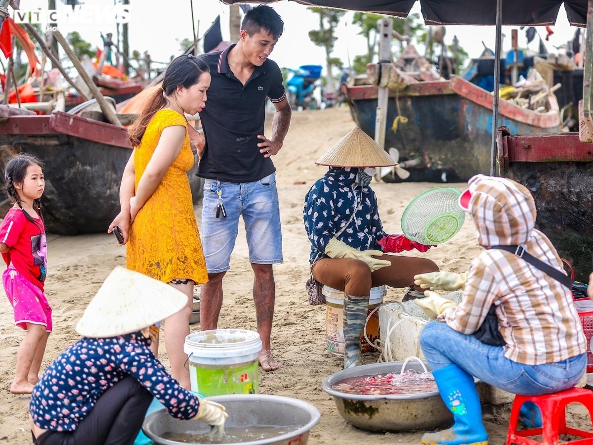 visitors enjoy appetizing seafood on sam son beach picture 5