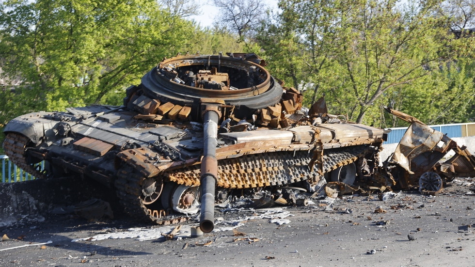 Một chiếc xe tăng bị phá hủy ở Mariupol ngày 7/5. Ảnh: Getty Images