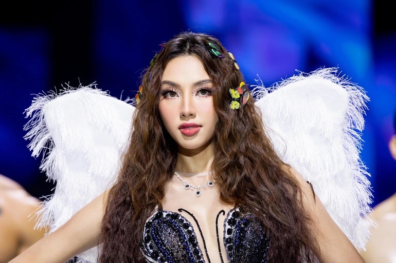 Chuyện showbiz: Hoa hậu Thùy Tiên ngã nhào khi catwalk tại Tuần lễ thời trang