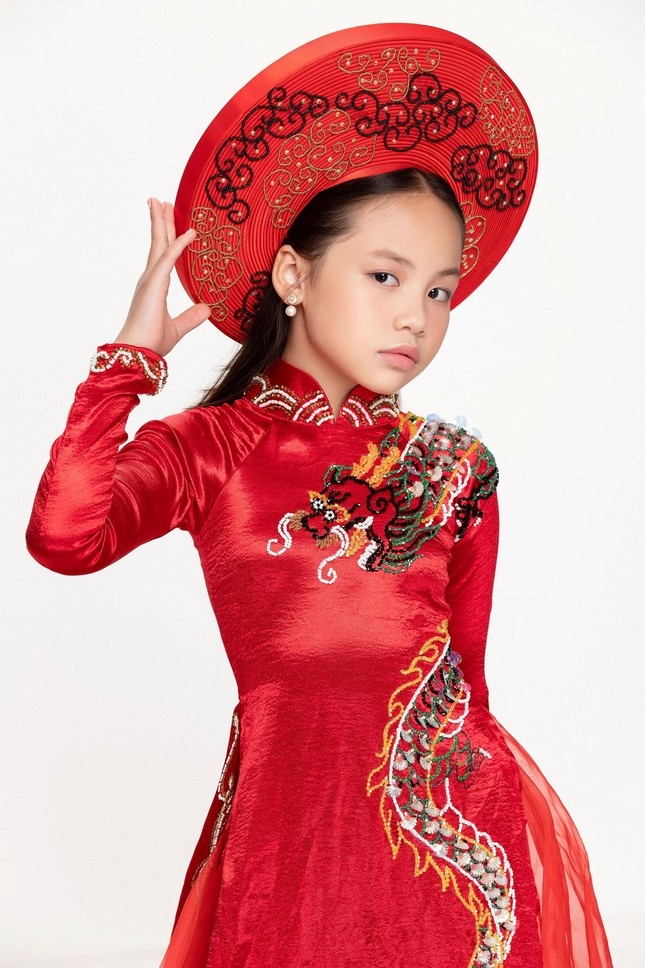 vietnamese child wins little miss united nations 2022 crown picture 1