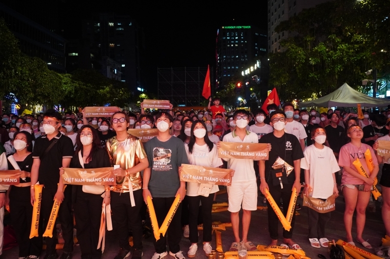 Hàng ngàn người dân TP.HCM "tiếp lửa" cho U23 Việt Nam