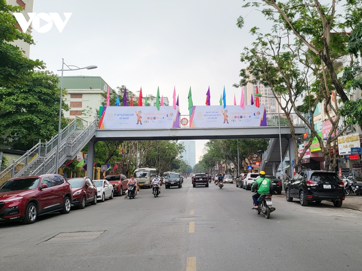hanoi streets adorned with banners to welcome sea games 31 picture 8