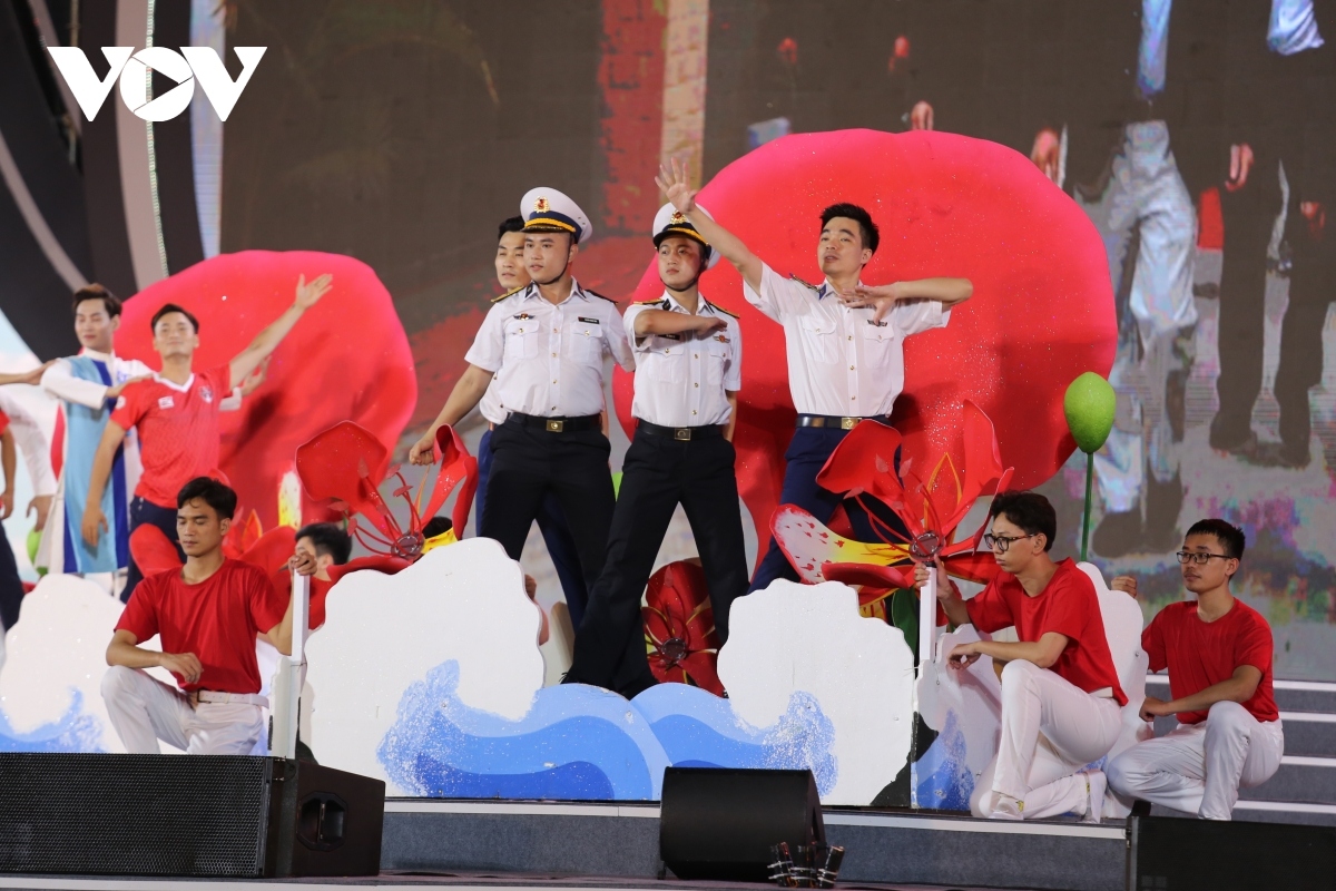 red flamboyant flower festival kicks off in hai phong picture 8