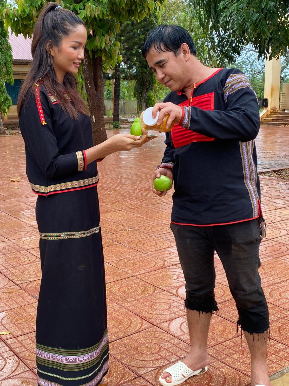 h hen nie ke chuyen tuoi tho troi nang di ray, troi mua thi di chan bo hinh anh 2