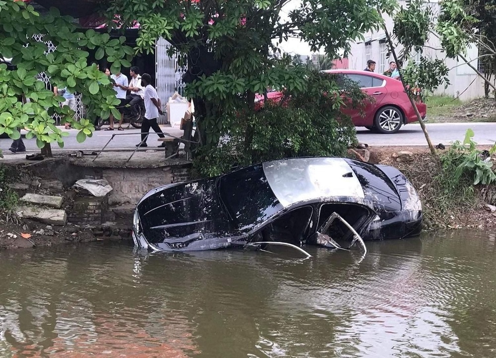 Oto lao xuong muong nuoc, 2 nguoi thiet mang hinh anh 1