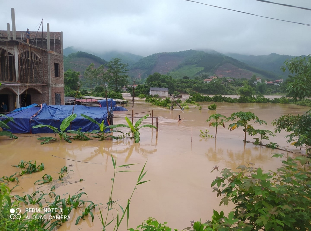 hundreds of houses in bac giang inundated by flood water picture 9