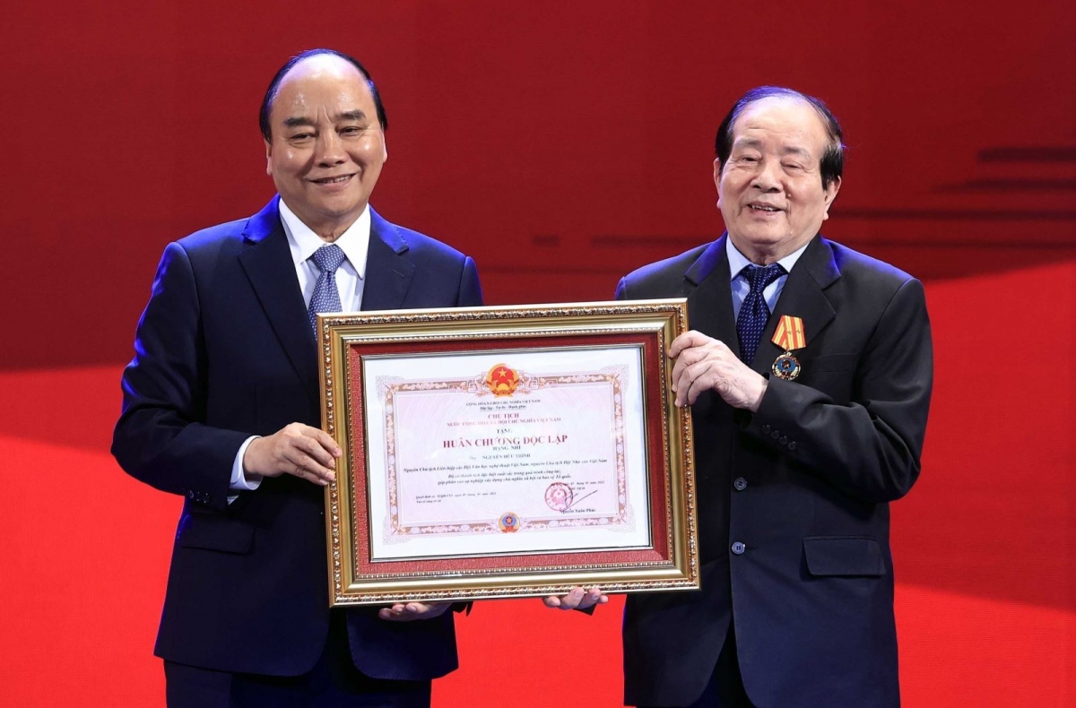 Chủ tịch nước Nguyễn Xuân Phúc trao tặng Huân chương Độc lập Hạng Nhì cho Nhà thơ Nguyễn Hữu Thỉnh. Ảnh: Thống Nhất - TTXVN<br />
 