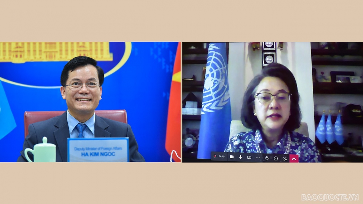 Deputy Foreign Minister Ha Kim Ngoc (L) and Armida Salsiah Alisjahbana, ESCAP Executive Secretary, during their online talks. (Photo: baoquocte.vn)