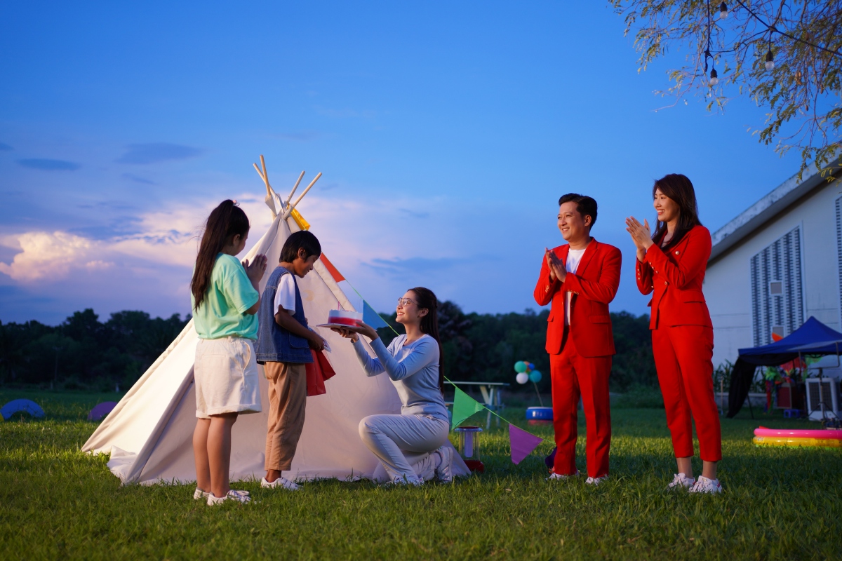 Trường Giang - Thúy Ngân rơi nước mắt trước ước mơ của cậu bé mồ côi vì Covid-19