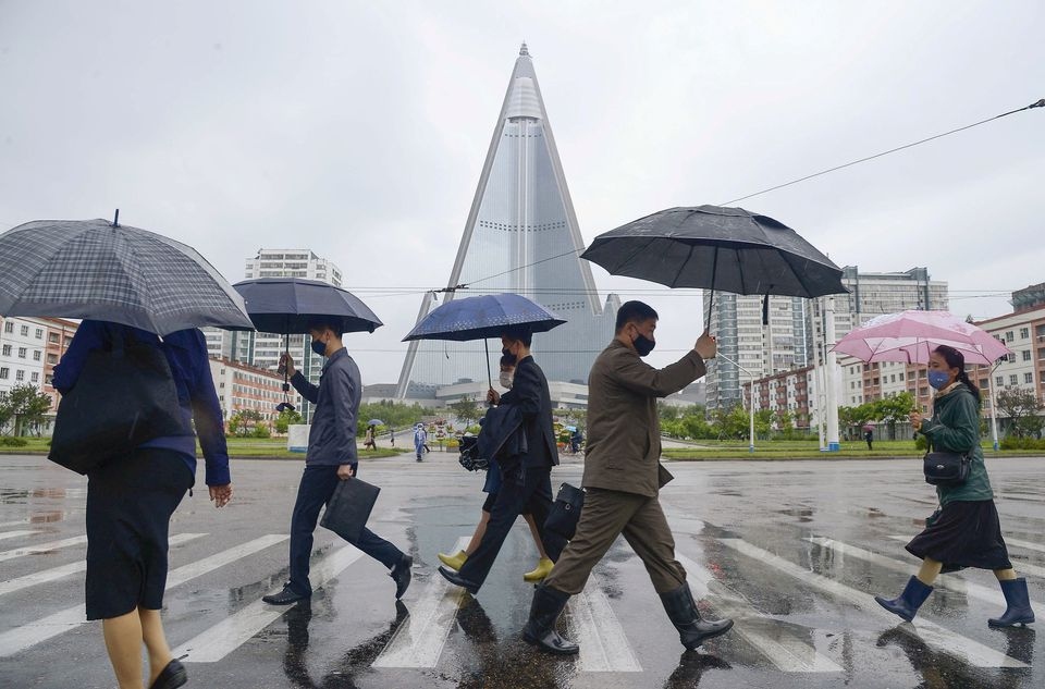 Người dân Triều Tiên đeo khẩu trang đi lại trên đường phố Bình Nhưỡng ngày 15/5/2020. Ảnh: Kyodo